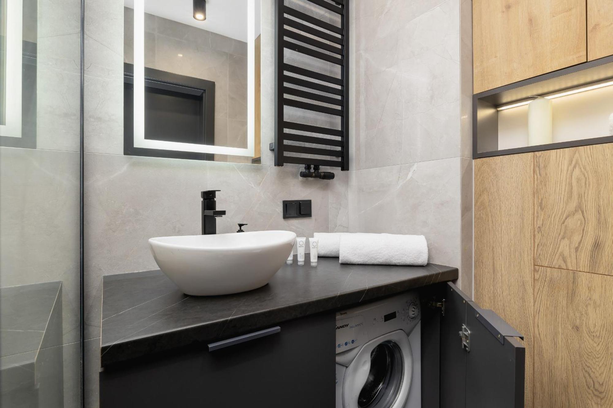 Elegant Apartment In Cracow With Balcony, Parking And Desk By Noclegi Renters 克拉科夫 外观 照片